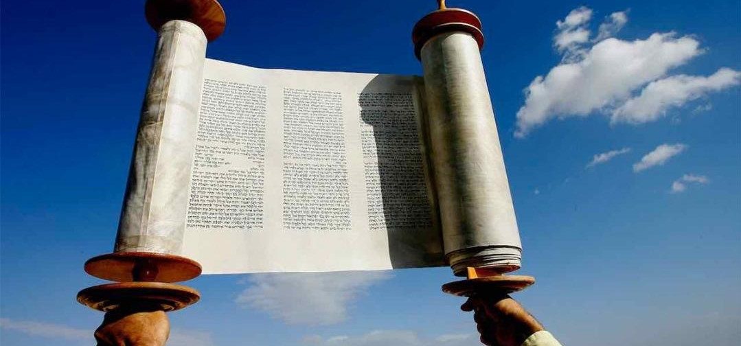 torah_scroll_raised