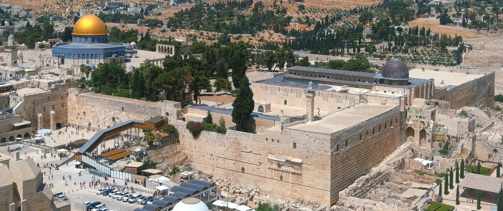 Western Wall and egalitarian plaza up to South-West corner
